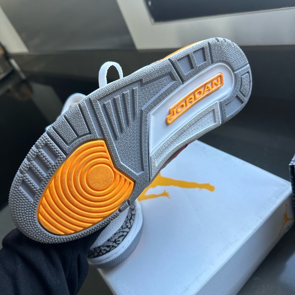 Women’s Air Jordan 3 Retro - Picture 7 of 13